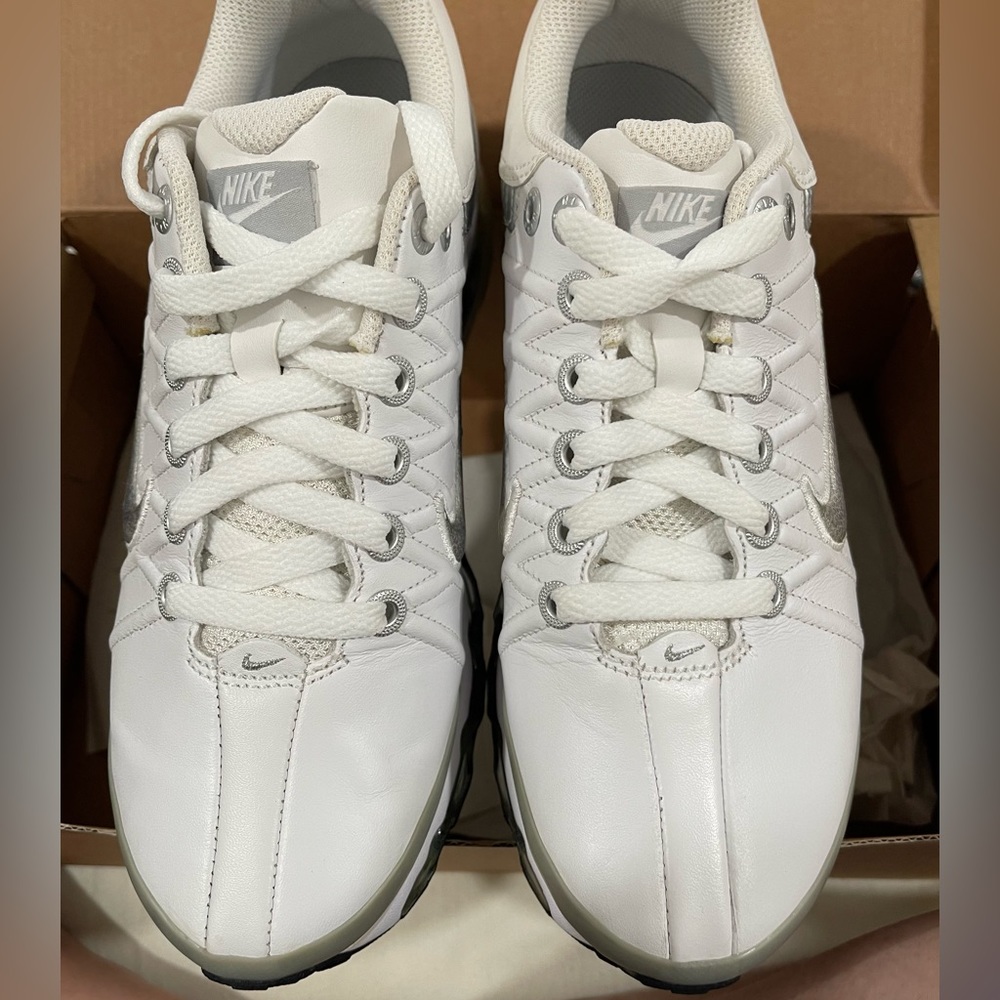 **FLASH  SALE** 
NIKE AIR MAX 2009 White Leather NEVER WORN - Size 6.5 -NO BOX